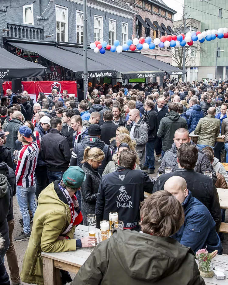 Wedstrijd uitverkocht, Bierstrasse in centrum