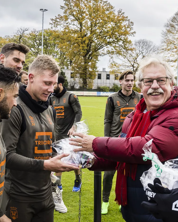 Supportersclub verrast selectie en staf met geschenk