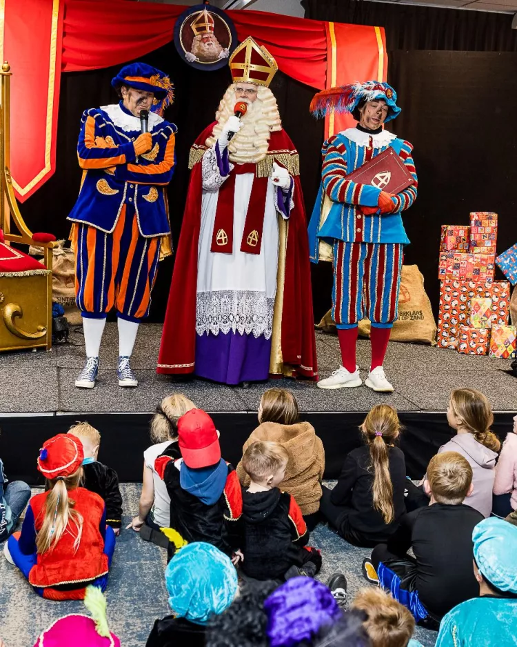 Sinterklaas brengt bezoek aan Koning Willem II stadion