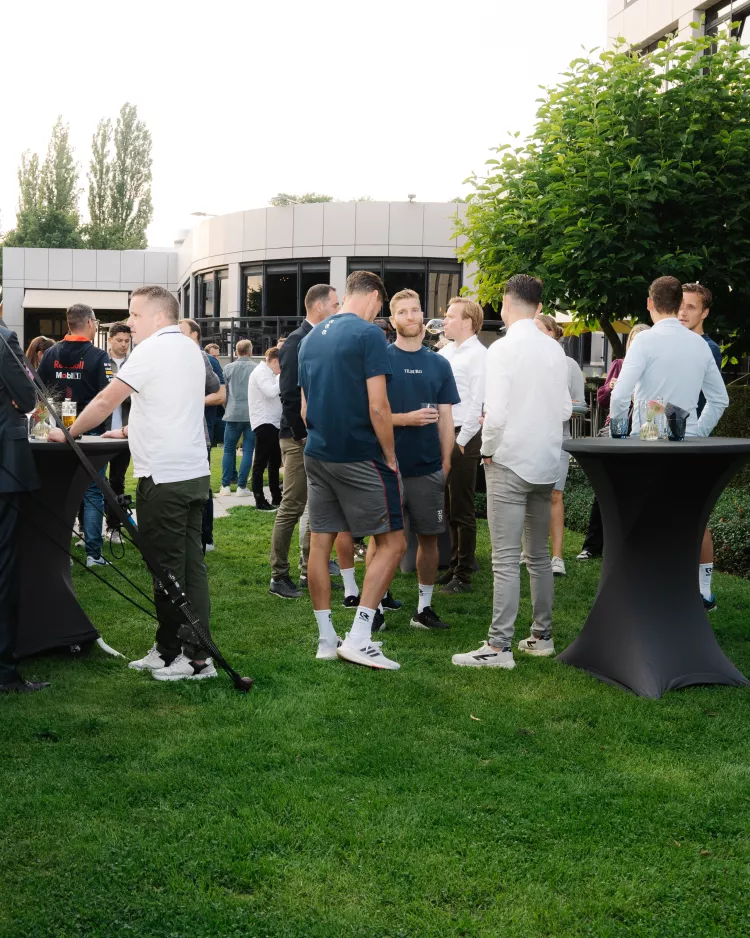 Barbecue partners en selectie op trainingskamp