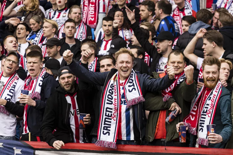 FC Dordrecht - Willem II kijken op groot scherm